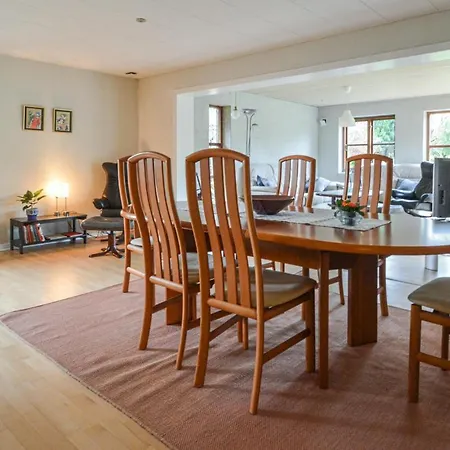 Nice In W/ 3 Bedrooms *
